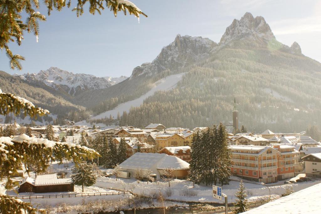 Hotel Villa Mozart Pozza di Fassa Ngoại thất bức ảnh